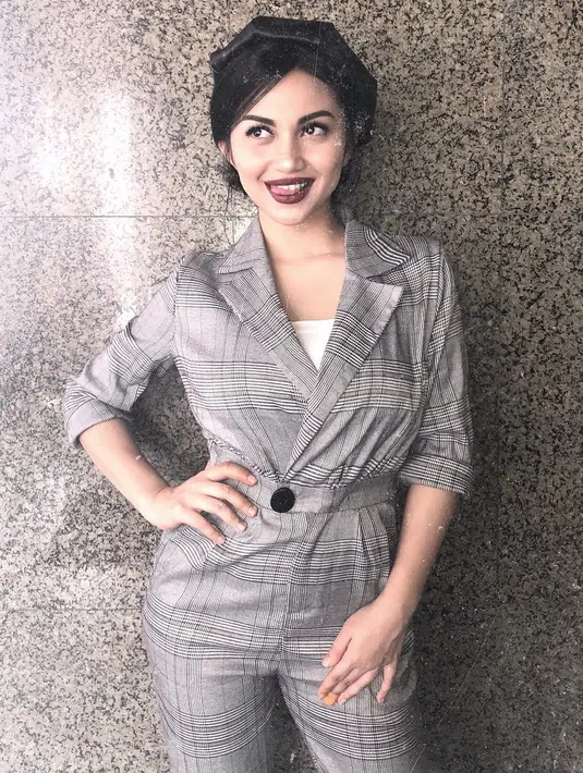 “Kaya ini udah waktunya belum sih, ini kayanya aku belum siap deh but at the same time ini kesempatan yang nggak datang untuk kedua kali jadi akhirnya aku ambil deh kesempatan ini," lanjutnya. (Instagram/arieltatum)