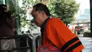 Mantan Wakil Direktur Keuangan RSUD M Yunus Bengkulu Edy Santoni (depan) saat tiba di Gedung KPK, Jakarta, Jumat (19/8). Edy Santoni diperiksa sebagai saksi terkait kasus dugaan suap  RSUD M Yunus Bengkulu tahun 2011 .(Liputan6.com/Helmi Afandi)