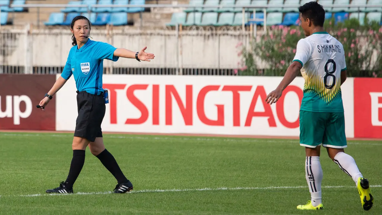Foto: Yoshimi Yamashita, Satu dari Tiga Wasit Perempuan yang akan Pimpin Laga di Piala Dunia 2022 Qatar