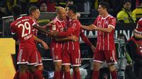 Para pemain Bayern Munchen merayakan gol ke gawang Borussia Dortmund pada laga Bundesliga di Signal Iduna Park, Sabtu (4/11/2017). (AFP/Patrik Stollarz)