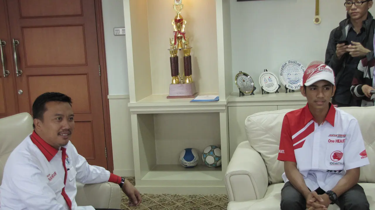 Menpora dan pembalap muda Andi Farid Izdihar
