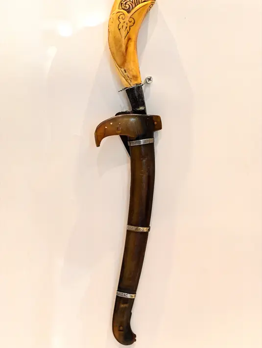 Sebuah rencong terlihat dipajang jelang pameran persenjataan tradisional di Museum Aceh, Banda Aceh, Aceh, Jumat (15/10/2021). Pameran ini juga sebagai rangkaian kegiatan memperingati Hari Museum yang jatuh pada 12 Oktober 2021. (CHAIDEER MAHYUDDIN/AFP)