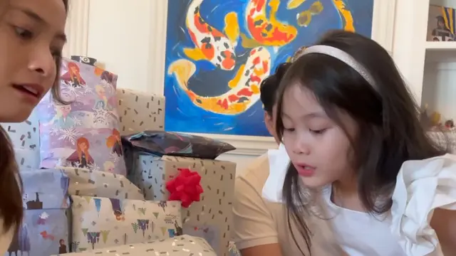 Tampil Brie saat ulang tahun ke-8 dengan dress putih. [@septriasaacha]