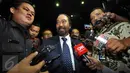 Ketua Umum DPP Partai Nasdem Surya Paloh (tengah) menyapa awak media saat tiba di gedung KPK, Jakarta, Jumat (23/10/2015). Surya Paloh tiba di KPK usai penetapan mantan anak buahnya Rio Capella ditetapkan menjadi tersangka. (Liputan6.com/Helmi Afandi)  