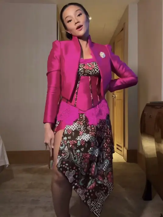 Yura Yunita tampil layering serba pink, dengan blazer, korset, dan kebayanya. Dipadukan kain batik serta sneakers warna serasi. [Instagram/@yurayunita]