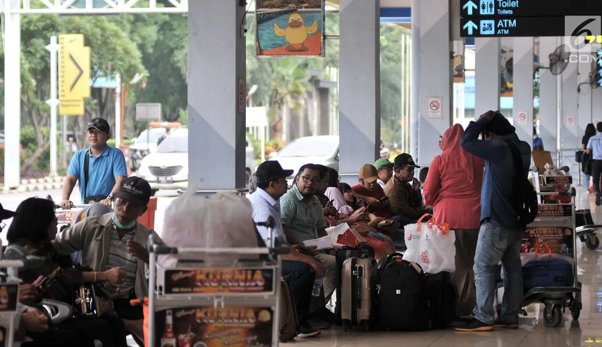 Calon penumpang menunggu jadwal keberangkatan di Bandara Halim Perdanakusuma, Jakarta, Rabu (13/2). Jumlah penumpang di jalur penerbangan domestik Bandara Halim menurun sebesar  18,38 persen sejak kenaikan harga tiket pesawat (Merdeka.com/Iqbal S Nugroho)