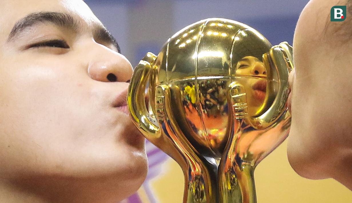 Dua pemain Bandung Bjb Tandamata, Shella Bernadetha Onnan (kiri) dan Yolla Yuliana mencium trofi juara PLN Mobile Proliga 2022 usai mengalahkan Gresik Petrokimia Pupuk Indonesia di Padepokan Voli Jenderal Polisi Kunarto, Sentul, Sabtu (26/03/2022). (Bola.com/Bagaskara Lazuardi)