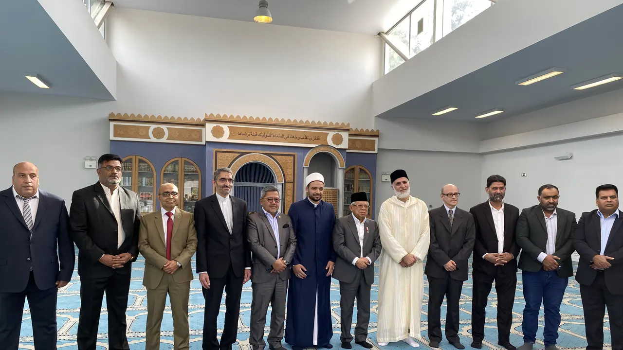 Wakil Presiden (Wapres) Ma'ruf Amin menunaikan sholat Jumat di Masjid Athena, Yunani, pada Jumat (24/11/2023) pukul 12.15 waktu setempat.