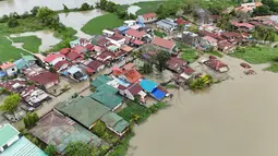 Luapan sungai tersebut menyebabkan sejumlah warga terendam air dengan ketinggian nyaris menyentuh atap. (Ted ALJIBE/AFP)