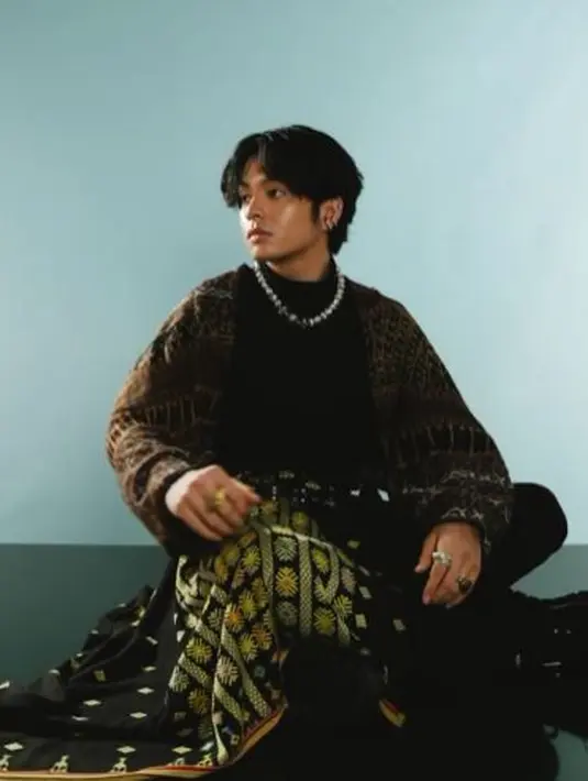 Bintang film Dua Garis Biru, Angga Yunanda tak mau ketinggalan untuk mempromosikan kain tenun milik Oscar Lawalata. Angga mengenakan atas dengan warna kain yang lebih gelap dari bawahannya. (Foto: Instagram/@anggayunandareal16)