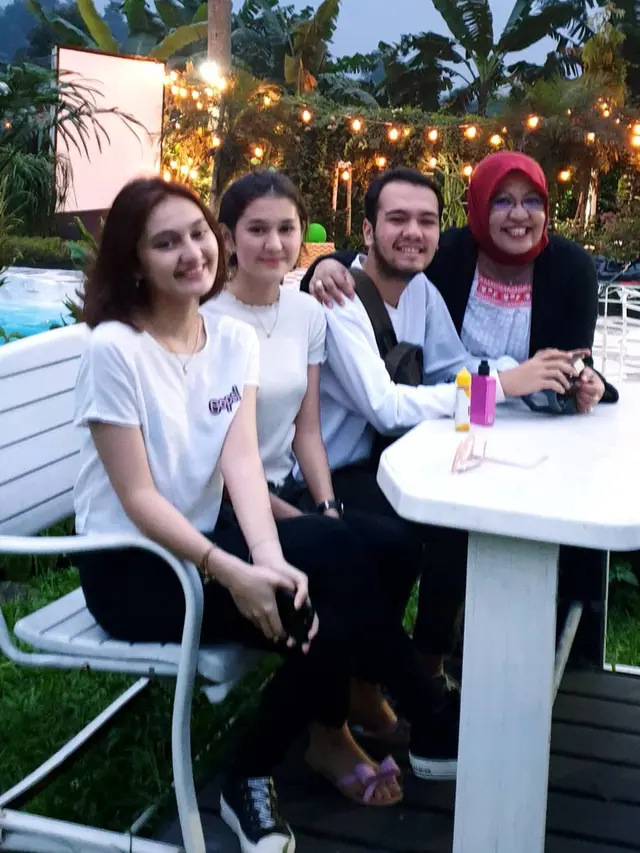 Jarang Terekspos, Ini 6 Potret Kebersamaan Zoe Jackson dan Ibunda