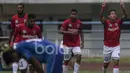 Striker Bali United, Irfan Bachdim, merayakan gol yang dicetaknya ke gawang Persib Bandung pada laga uji coba di Stadion GBLA Bandung, Jawa Barat, Sabtu (8/4/2017). Persib kalah 1-2 dari Bali United. (Bola.com/Vitalis Yogi Trisna)