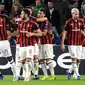 Penyerang AC Milan, Suso (ketiga kiri) berselebrasi bersama rekannya usai mencetak gol ke gawang Real Betis di menit  62 selama grup F Liga Europa di stadion Benito Villamarin, Sevilla (8/11). Milan menahan imbang Betis 1-1. (AFP Photo/Cristina Quicler)