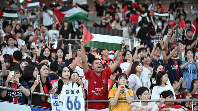 Foto: Dukungan Moral Suporter Korea Selatan untuk Palestina, Bentangkan Bendera Besar di Tribune saat Kualifikasi Piala Dunia 2026