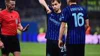 Nicolo Barella (tengah) memberikan gesture kepada wasit yang memimpin laga antara Inter Milan vs Bodo/Glimt di pentas Liga Champions, Rabu (25/2/2026)