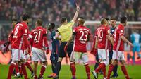 Wasit Felix Zwayer mengeluarkan kartu merah kepada gelandang RB Leipzig Emil Forsberg (tak ada digambar) pada laga melawan Bayern Munchen di Allianz Arena, Rabu (21/12/2016). (AFP/Gunter Schiffmann)