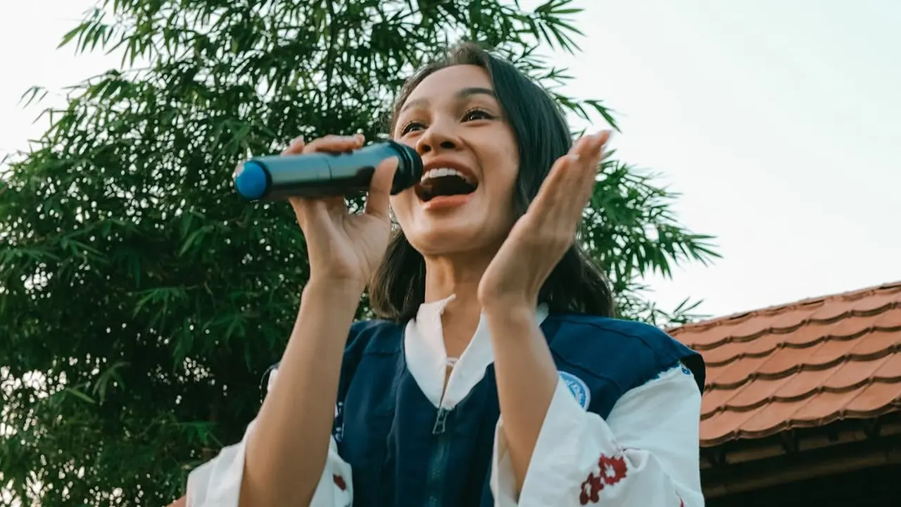 Potret Andien Ngabuburit di Kampung Pemulung