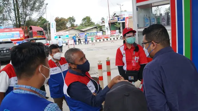 Komisaris PT Pertamina Patra Niaga, Muhammad Yusni bersama Direktur Pemasaran Pusat dan Niaga, Hasto Wibowo mengunjungi TBBM Medan Group berada di Jalan KL Yos Sudarso Medan. (Foto: Pertamina)