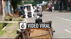Warga kota Serang provinsi Banten dikagetkan dengan prosesi pemakaman yang tak lazim. Petugas yang mengeluarkan jenazah dari ambulans memakai pakaian pelindung khusus.