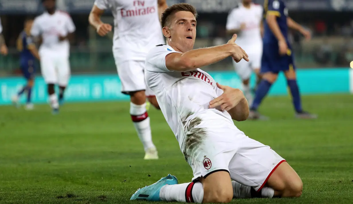 Penyerang AC Milan, Krzysztof Piatek (ketiga kanan) berselebrasi usai mencetak gol lewat titik penalti ke gawang Hellas Verona pada pekan ketiga Liga Italia di Stadio Marc'Antonio Bentegodi (15/9/2019). AC Milan menang tipis atas Hellas Verona 1-0. (Simone Venezia/ANSA via AP)