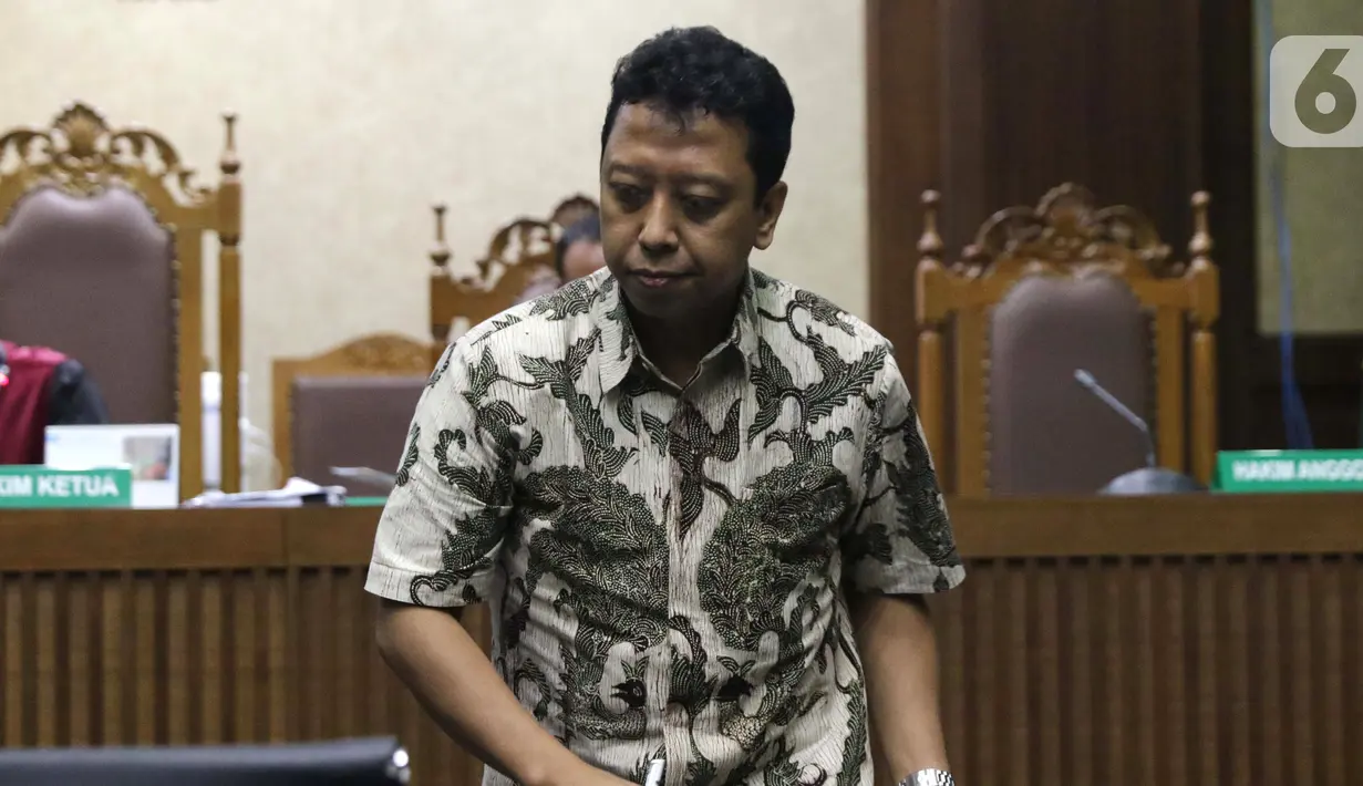 Terdakwa dugaan suap jual-beli jabatan di lingkungan Kemenag, M Romahurmuziy usai menjalani sidang pembacaan putusan sela di Pengadilan Tipikor, Jakarta, Senin (9/10/2019). Majelis hakim menolak eksepsi yang diajukan terdakwa dan penasehat hukum terdakwa. (Liputan6.com/Helmi Fithriansyah)