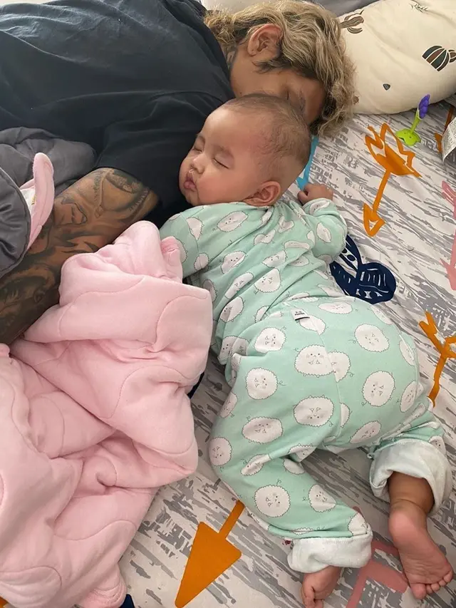 Momen Young Lex Asuh Baby Zaenab Alexander. (Sumber: Instagram/young_lex18)