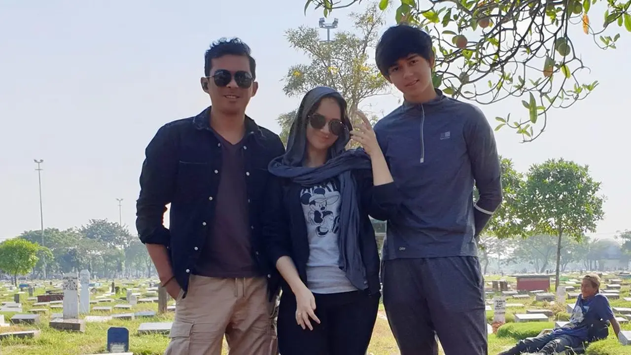 Ziarah ke Makam Saphira Indah, Ini 6 Momen Angelica Simperler Bareng Suami dan Anak Sambung