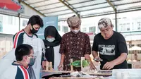 Seniman Sinau membantu siswa merakit material untuk instalasi saringan air. foto: istimewa