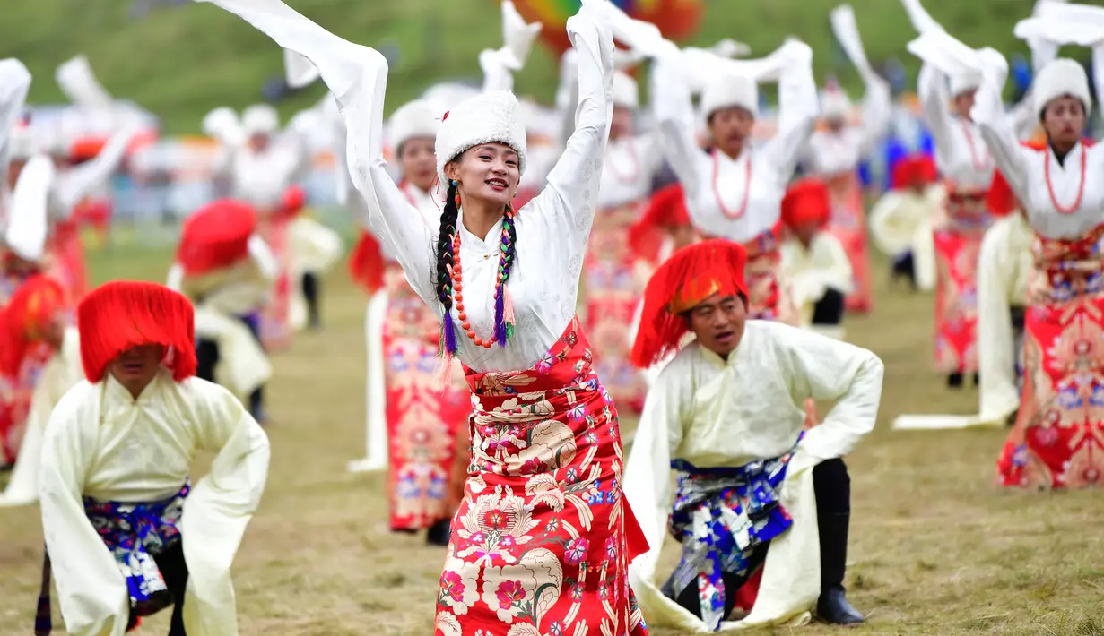 Para seniman menampilkan tarian dalam upacara pembukaan Festival Pariwisata Shambhala ke-20 di Prefektur Otonom Etnis Tibet Gannan, Provinsi Gansu, China, 31 Agustus 2020. Festival Pariwisata Shambhala ke-20 dimulai di Padang Rumput Dangzhou pada Senin (31/8). (Xinhua/Chen Bin)