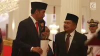 Presiden Joko Widodo (kiri) berbincang dengan Wapres Jusuf Kalla (kanan) saat akan memberi keterangan terkait THR di Jakarta, Rabu (23/5). Berbeda dengan tahun sebelumnya, tahun ini THR juga diberikan kepada pensiunan. (Liputan6.com/Angga Yuniar)