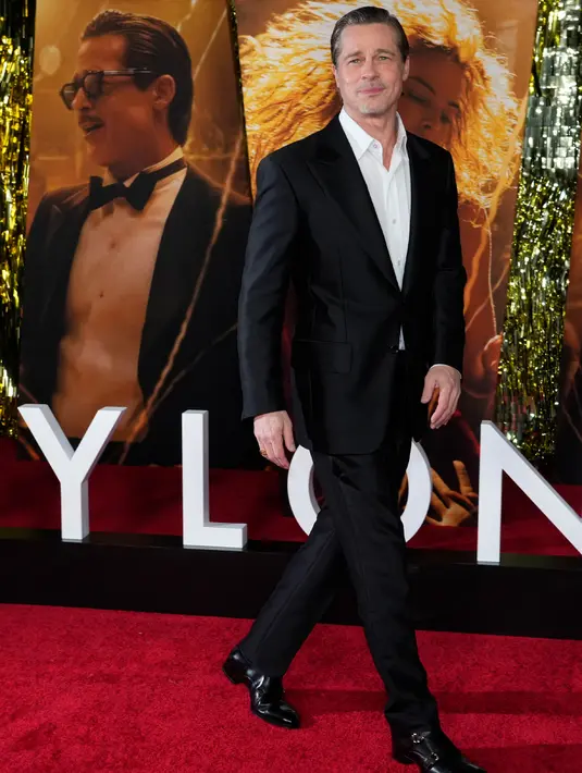 <p>Brad Pitt tiba pada premiere film "Babylon" di Academy Museum of Motion Pictures, Los Angeles, Amerika Serikat, 15 Desember 2022. Dia melengkapi penampilan klasiknya dengan kemeja putih santai dan sepatu kulit. (AP Photo/Chris Pizzello)</p>