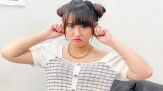 Happy Asmara, pelantun lagu Apakah Itu Cinta gaya penampilannya terlihat imut saat ia tampil dengan berponi. Gaya penampilan berponi dari Happy membuat netizen terkesima dan jatuh hati kepadanya.  (Liputan6.com/IG/@happy_asmara77)