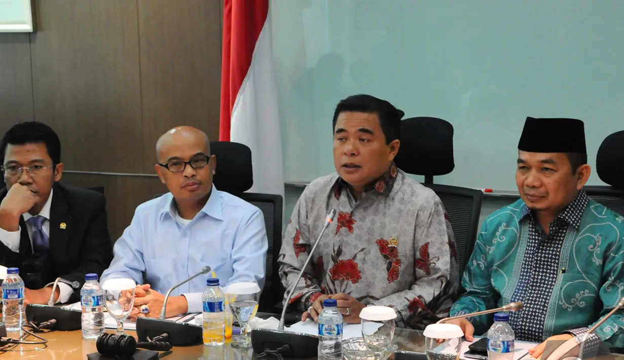 Koalisi Merah Putih akan meminta penjelasan pemerintah atas kenaikan BBM bersubsidi, Jakarta, Senin (24/11/2014). (Liputan6.com/Andrian M Tunay)