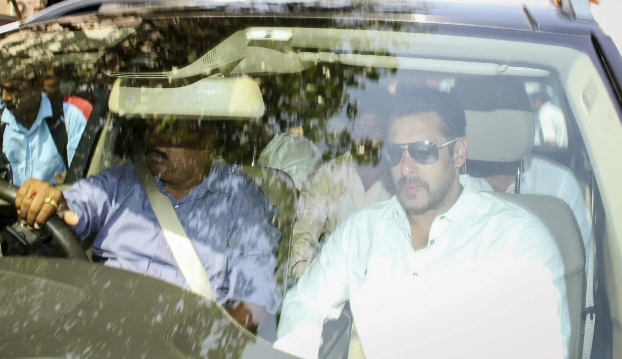 Aktor Bollywood, Salman Khan (kanan) berada dalam mobil saat meninggalkan pengadilan di Mumbai, India, Rabu (6/5/2015). Salman dijatuhi hukuman penjara lima tahun setelah terbukti bersalah dalam kasus tabrak lari pada 2002. (REUTERS/Stringer)