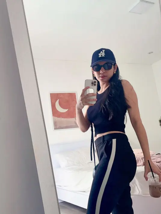 Warna hitam juga cocok dengan beragam konsep outfit, mulai dari yang formal, kasual hingga sporty seperti yang ditunjukkan DJ Una. Sudah sah jadi cewek mamba? (Instagram @putriuna)