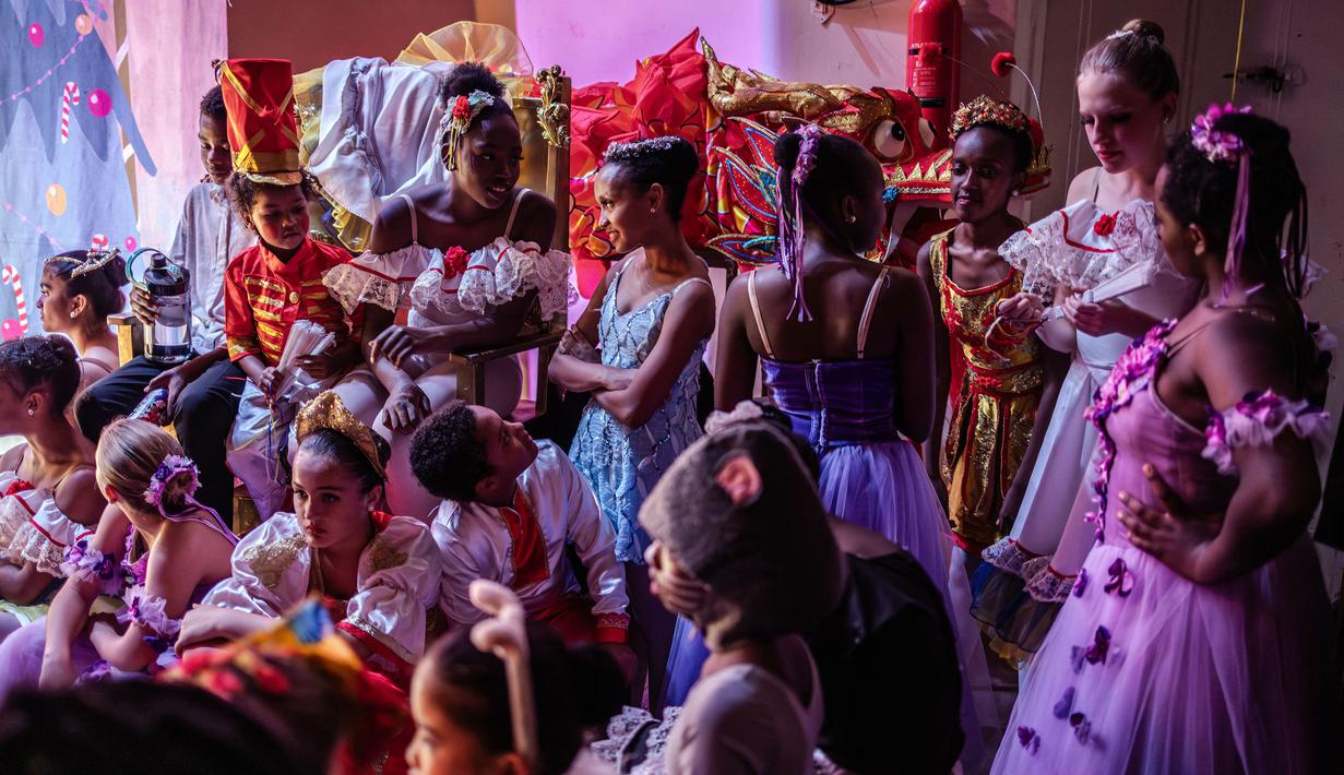 'Nutcracker' merupakan penampilan balet klasik yang secara tradisional dipentaskan pada periode Natal. (LUIS TATO/AFP)