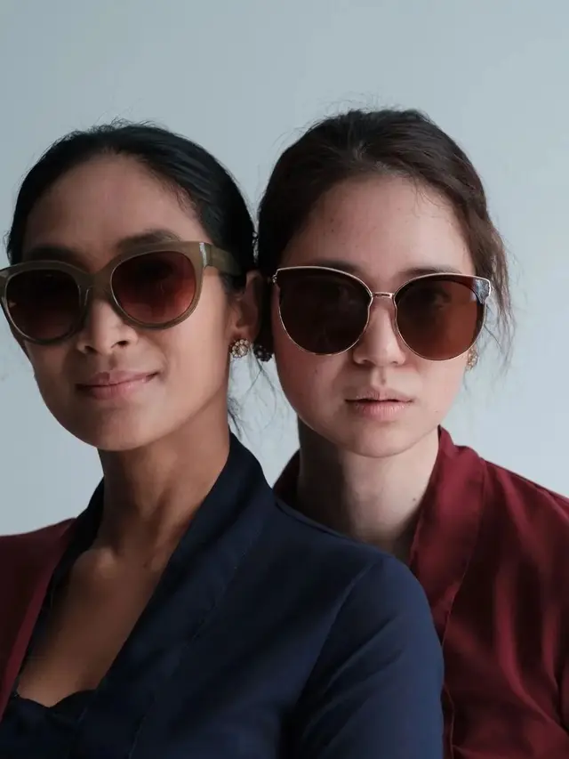 Adu Akting, Ini 6 Potret Happy Salma dan Laura Basuki di Film Before, Now & Then