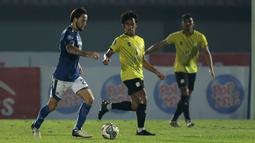 Peluang pertama laga ini dibukukan oleh Persib Bandung pada menit ke-10. Gelandang Marc Klok melepas tembakan keras ke arah gawang Barito Putera. Namun, bola masih membentur mistar gawang. (Foto: Bola.com/M Iqbal Ichsan)