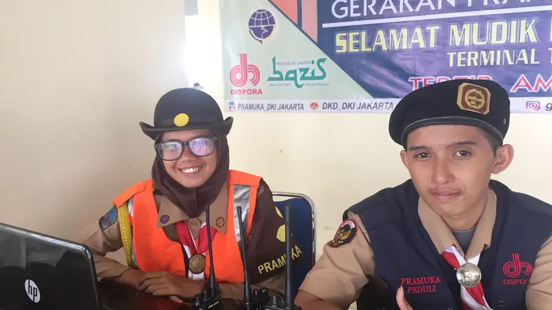 Anggota Pramuka di Terminal Pulo Gebang, Jakarta Timur 