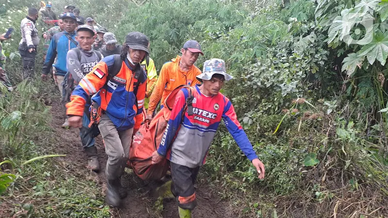 Proses Evakuasi Korban Erupsi Gunung Marapi