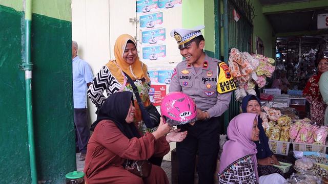 Edukasi peraturan lalu lintas di Pasar Pagi Pemalang, emak-emak jawab pertanyaan dapat hadiah helm. (Foto: Liputan6.com/Humas Polres Pemalang)