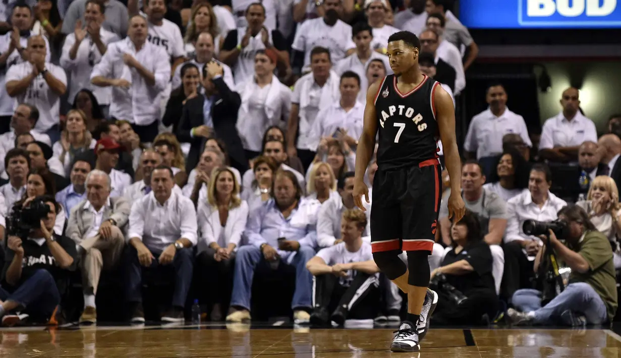 Toronto Raptors guard Kyle Lowry (7)  terlihat sedih usai kalah dari Miami Heat 94-87 pada game ke-4 semifinal NBA Playoffs 2016 di American Airlines Arena, Miami, Florida (10/5/2016). (Mandatory Credit: Steve Mitchell-USA TODAY Sports)