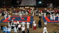Ratusan peserta berlatih gerakan Kata jelang berlaga di Kejuaraan Dunia Karate SKIF ke-12 di JIExpo Kemayoran Jakarta, Jumat (26/8/2016). Ratusan atlet dari 58 negara berlaga di ajang yang digelar hingga Minggu (28/8). (Liputan6.com/Helmi Fithriansyah)