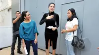 Nikita Mirzani disambut presenter Fenny Rose untuk syuting sebuah acara seusai bebas dari Rutan Pondok Bambu, Jakarta, Senin (30/3/2015). (Liputan6.com/Panji Diksana) 