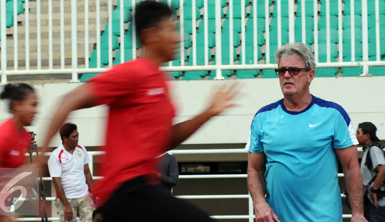 Pelatih Harry W Marra (kanan) mengawasi latihan sprinter Indonesia di Stadion Pakansari, Kab Bogor, Selasa (14/2). Harry merupakan pelatih yang membawa Ashton Eaton meraih emas Olimpiade London 2012 dan Rio 2016. (Liputan6.com/Helmi Fithriansyah)