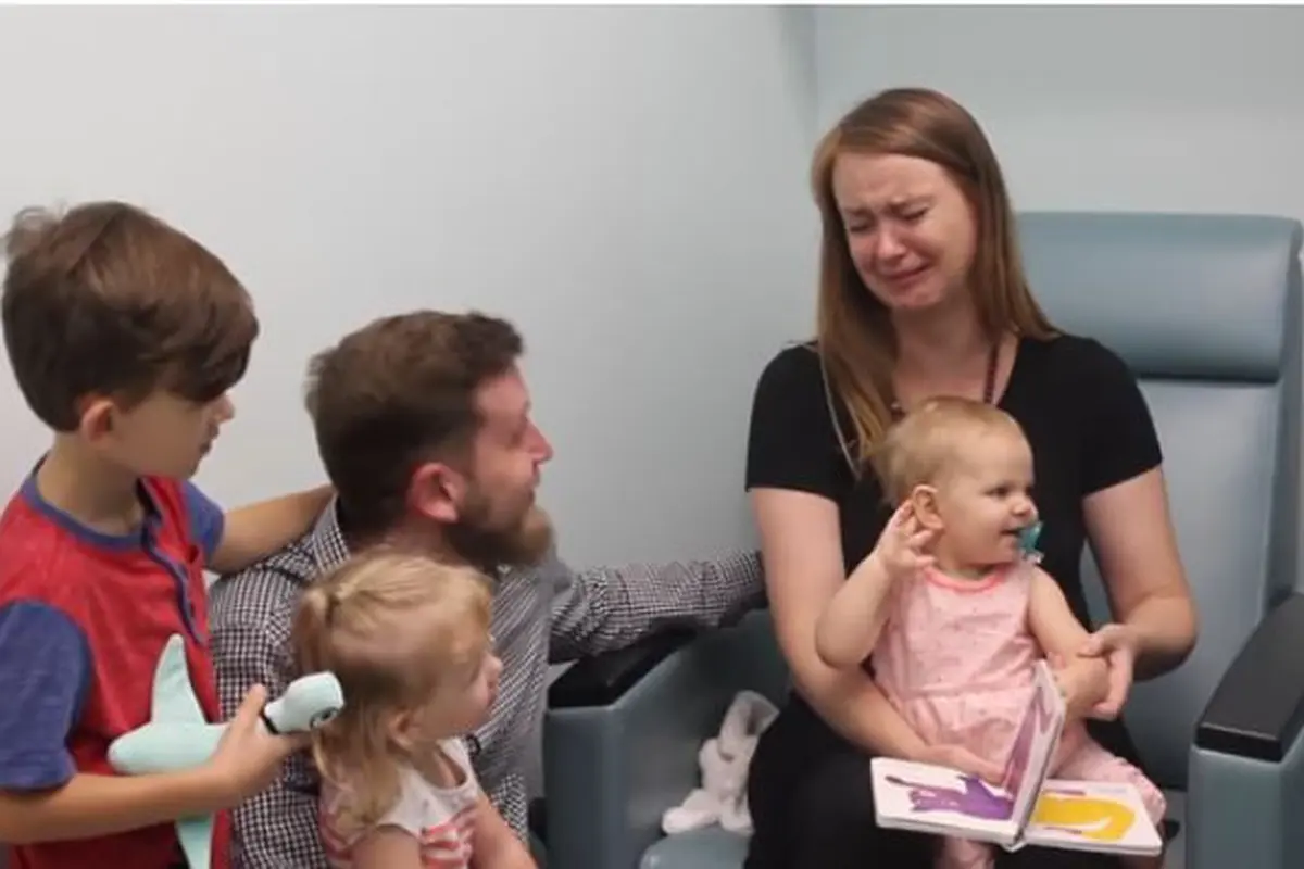 Reaksi ibu melihat putrinya bisa mendengar pertama kali (Foto: Youtube/Cook Children's Health Care System)