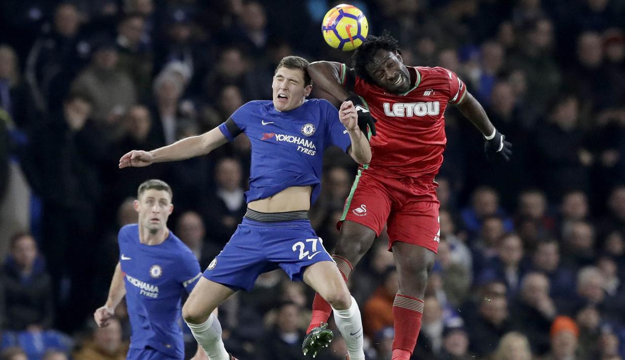 Bek Chelsea, Andreas Christensen, duel udara dengan striker Swansea, Wilfried Bony, pada laga Premier League di Stadion Stamford Bridge, London, Rabu (29/11/2017). Chelsea menang 1-0 atas Swansea. (AP/Matt Dunham)
