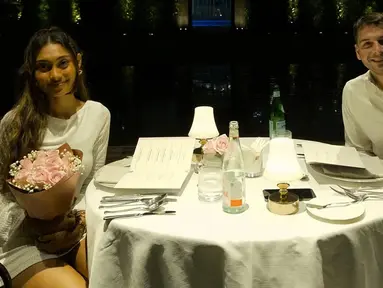 Hubungan asmara Novia dan Antoine yang mulai terbuka ke publik menarik perhatian banyak orang, terutama para rekan artis yang ikut bahagia melihat keromantisan keduanya. Pasangan kekasih ini terlihat sangat serasi mengenakan busana serba putih. (Liputan6.com/IG/@noviabachmid)