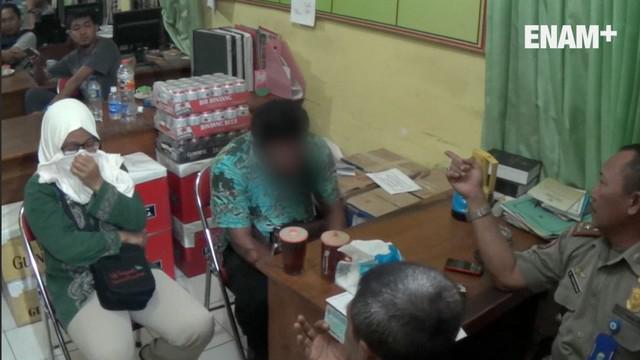 Dua sejoli pegawai RSUD di Lamongan ditangkap usai diduga mesum di sebuah warung. Di hadapan petugas, dua karyawan kontrak itu tidak bisa berkelit.