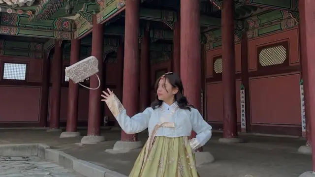 Ziva Magnolya liburan ke Korea Selatan pakai hanbok dengan pose menarik. [@zivamagnolya]